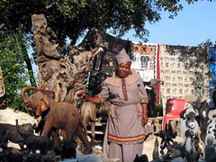 Verkäuferin an einem Straßen-Souvenir-Shop in Knysna; (Foto: Eichner-Ramm) Verkäuferin an einem Straßen-Souvenir-Shop in Knysna; (Foto: Eichner-Ramm)
