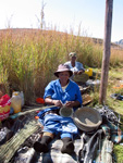 Korbflechterinnen am Olivershoekpass (Foto: Eichner-Ramm) Korbflechterinnen am Olivershoekpass (Foto: Eichner-Ramm)