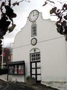 Zwei Uhren am historischen Oefeningshuis (Foto: Eichner-Ramm) Zwei Uhren am historischen Oefeningshuis (Foto: Eichner-Ramm)