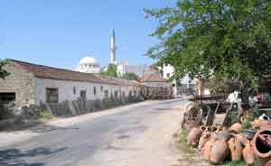 Im Hinterland: Dorfstra&szlig;e von Derek&ouml;y