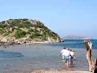 Zur Haseninsel bei G&uuml;m&uuml;lsl&uuml;k kann man her&uuml;berwaten