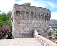 Einer der T&uuml;rme des Kastells