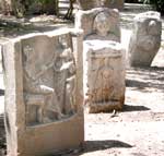 Stelen und S&auml;ulenreste im Burghof