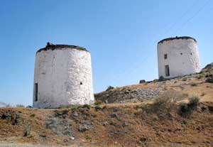 Reste von Windm&uuml;hlen auf einem Pass im Landesinneren
