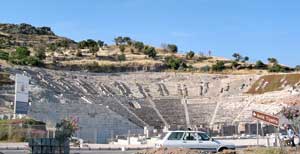 Amphitheater an der Schnellstra&szlig;e oberhalb der Altstadt