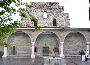 Innenhof der Marien-Kirche mit Brunnen und S&auml;ulen