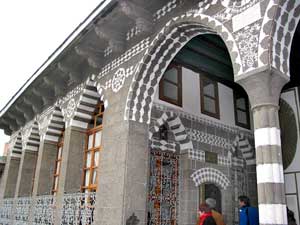 Typische Altstadt-Architektur in Schwarz und Wei&szlig;: Geburtshaus des Dichters Cahit Sitki Taranci