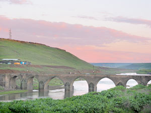 &raquo;Zehn-Augen-Br&uuml;cke&laquo; &uuml;ber den Tigris