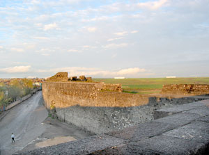 Blick &uuml;ber die Stadtmauer zum Uni-Gel&auml;nde von Diyarbakir (am Horizont)